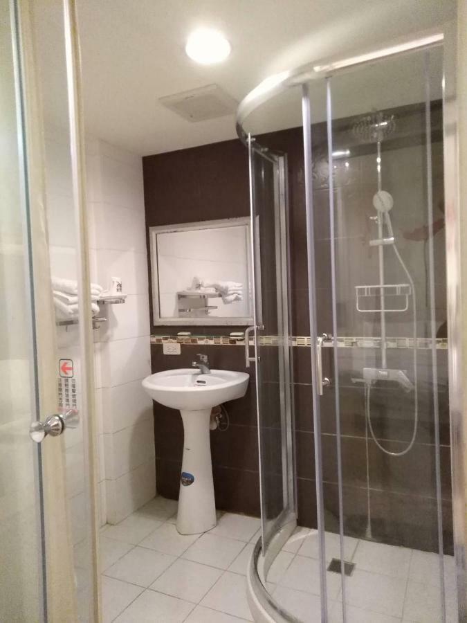 Hua Bin Hotel Yilan Экстерьер фото