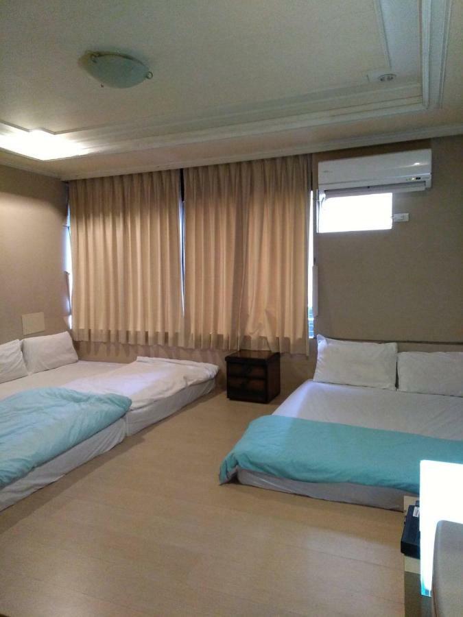 Hua Bin Hotel Yilan Экстерьер фото